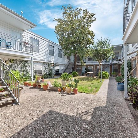 Bright & Airy Apt Close To Everything With Free Park Lägenhet Houston Exteriör bild